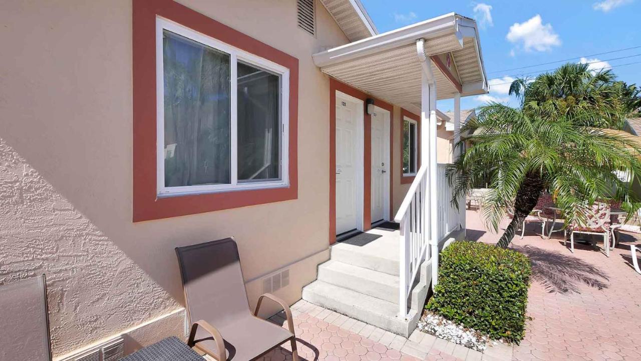 Carlton House Motel And Suites St. Pete Beach Exterior foto